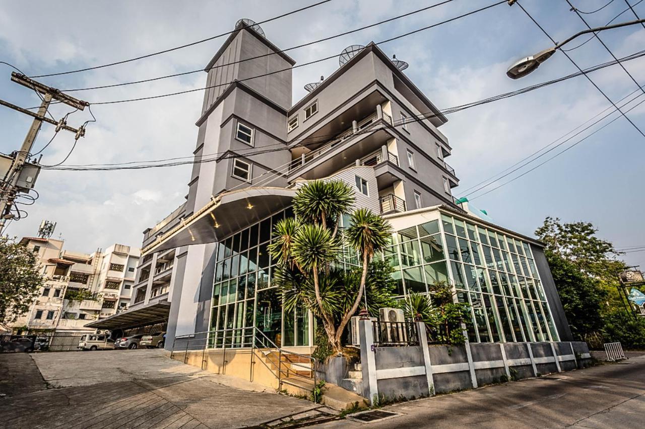 Embryo Hotel Pattaya Buitenkant foto